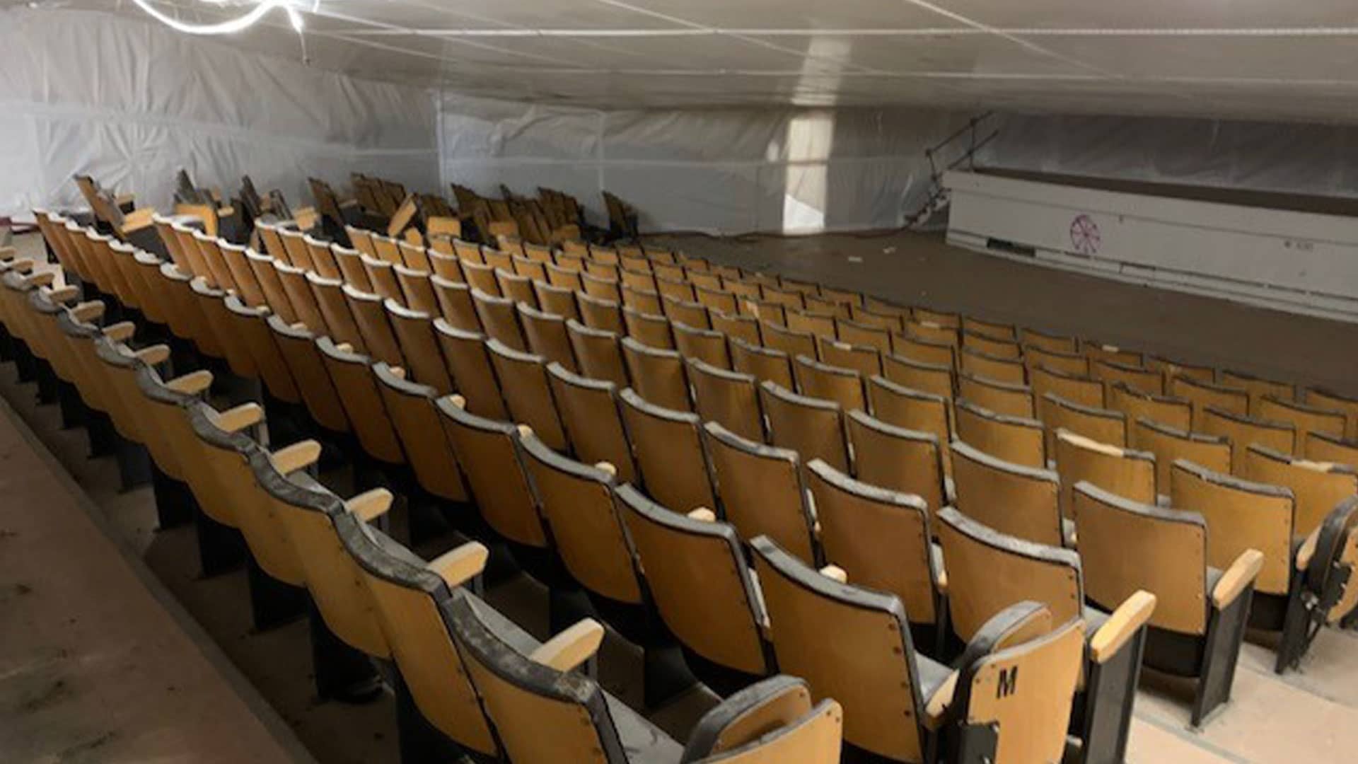 Une seconde vie pour les fauteuils de la salle de projection de l’École d’application de l’infanterie datant de 1967